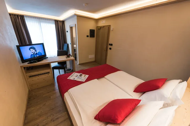 غرفة سوبيريور ثلاثية بسرير كينج وسرير فردي بإطلالة على الجبل، Francesin Hotel 1/6
