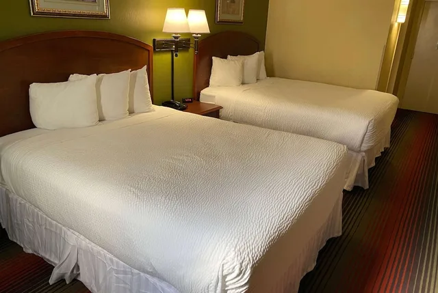 غرفة قياسية بسريرين كوين، Ramada By Wyndham Rochelle Park Near Paramus 3/4