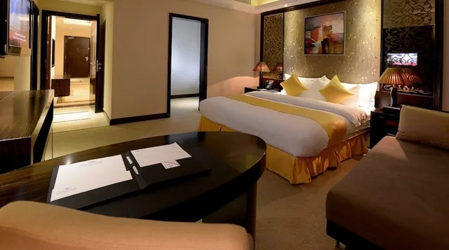 2 Bedrooms, Suite, King and Twin Beds, 2 Bathrooms، فندق بودل الورود(Boudl Al Wurood) 3/4