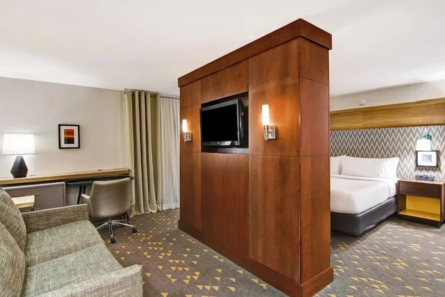 جناح بسرير كينج مع أريكة بمنطقة جلوس، Holiday Inn Oakville Centre 3/6