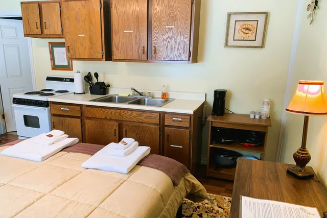 Cottage, Queen Bed, River Front, Kitchenette، Love Hotels St John River at Fort Kent ME 4/10