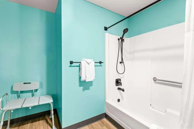 Room, Quadruple, 2 Queen Beds, Pet Friendly, Bathtub, Accessible, Maverick Hotel Eugene Near University, Ascend Hotel Collection 4/4