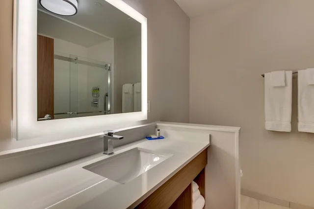 Standard, 2 Queen Beds, Holiday Inn Express & Suites Nashville Metrocenter Downtown 7/8
