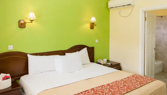 جناح بسرير كينج بغرفة نوم واحدة مع أريكة، Bay Gardens Hotel 1/2