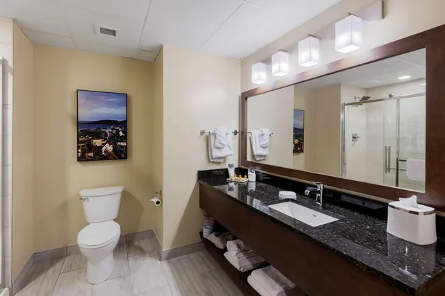 غرفة بسرير كينج وسرير كوين، Best Western Plus St. John s Airport Hotel and Suites 3/10