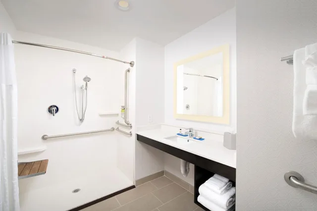 جناح بسرير كينج مع أريكة لذوي الإعاقة، HOLIDAY INN EXPRESS & SUITES NORTH BRUNSWICK 2/3