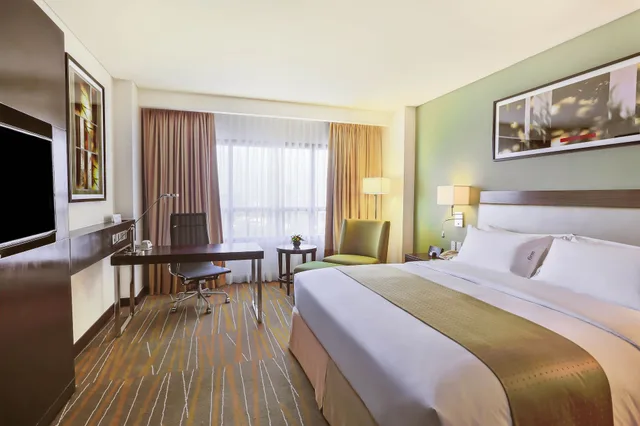 غرفة قياسية بسرير كينج في طابق مرتفع، Holiday Inn & Suites Makati 1/11