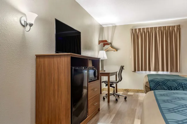غرفة بسريرين كوين، Econo Lodge Hays I-70 2/3