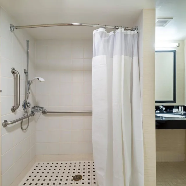 جناح تنفيذي بسرير كينج بغرفة نوم واحدة مع أريكة لذوي الإعاقة، Fairfield Inn Suites Louisville Downtown 6/6