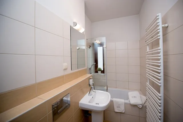 شقة ديلوكس بسرير كوين وسريرين منفصلين مع أريكة، Red Brick Apartments 2/2