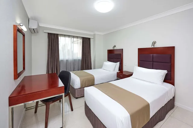 شقة تنفيذية بسرير كوين وسريرين منفصلين بشرفة، Best Western Casula Motor Inn 2/3