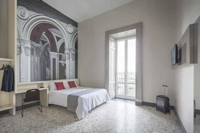 غرفة ثلاثية بسرير كوين وسرير فردي بشرفة، B&B Hotel Napoli 2/10
