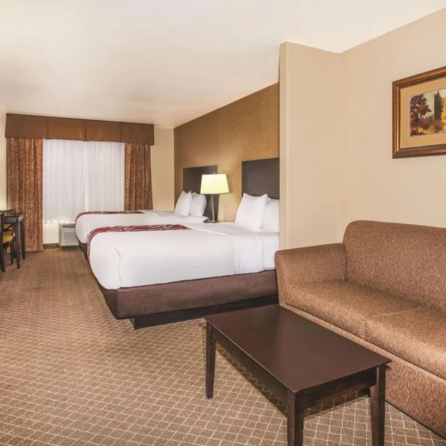 غرفة تنفيذية بسريرين كوين مع أريكة، La Quinta Inn & Suites by Wyndham Ely 5/10