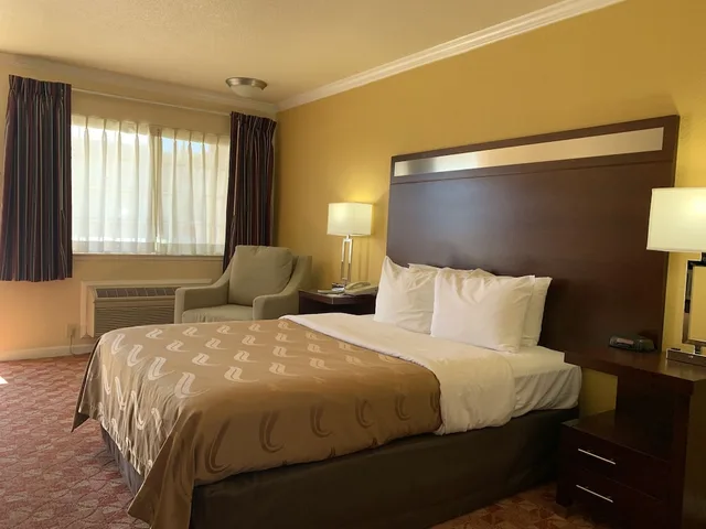 غرفة بسرير كينج للمدخنين لذوي الإعاقة، Quality Inn Ukiah, CA 1/7