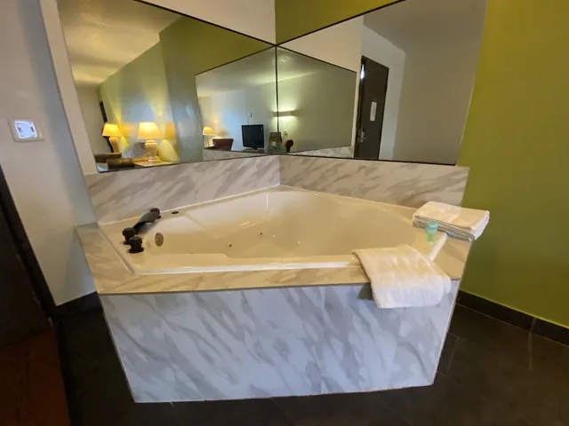 جناح شهر العسل بسرير كينج بجاكوزي، Travelodge Cleveland/Willoughby 4/7