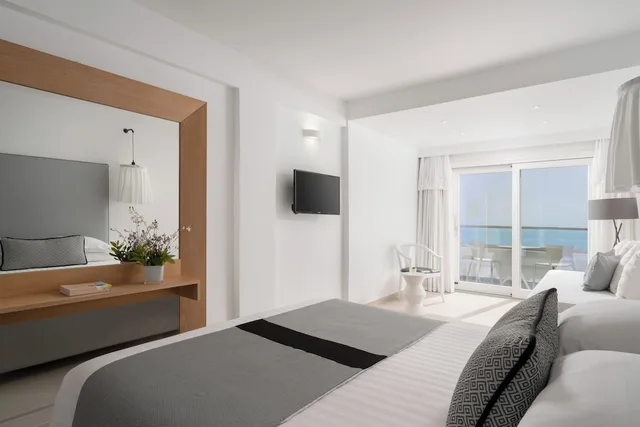 غرفة بريميوم ثلاثية بسرير كينج بإطلالة على الفناء بغرفة نوم واحدة مع أريكة، Aressana Spa Hotel and Suites 6/10