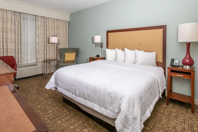 Room, King Bed, Hampton Inn Suites Nashville Green Hills 1/3