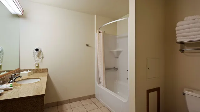 جناح عائلي بسرير كينج وسريرين كوين، Best Western Golden Spike Inn & Suites 7/7