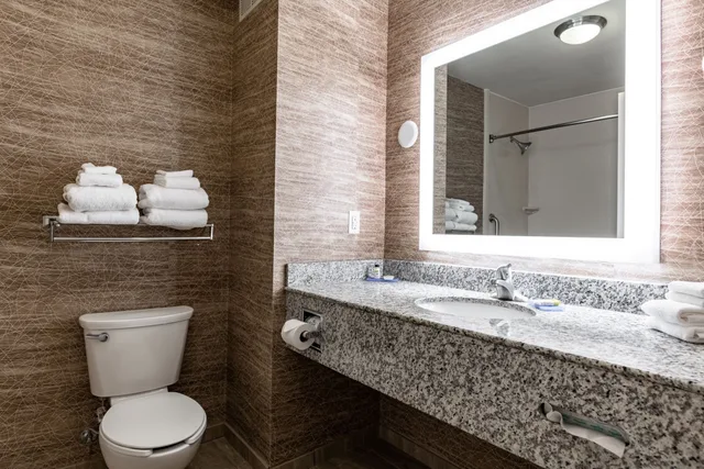جناح بسريرين كوين، Holiday Inn Express & Suites New Martinsville 9/10