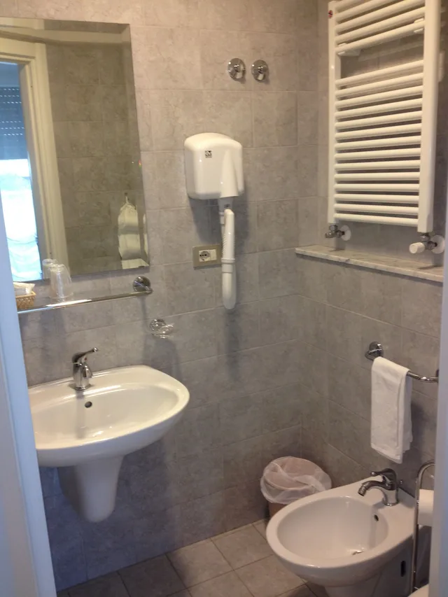 غرفة ثلاثية بسرير كوين وسرير فردي، Hotel Dora 5/6