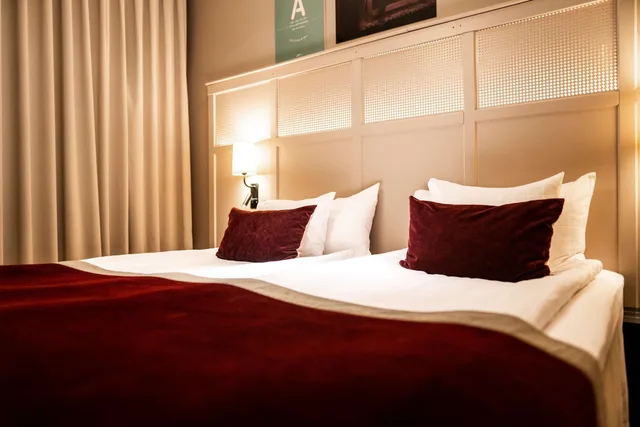 Cozy, Queen Bed, No Window، Scandic Grand Central 2/3