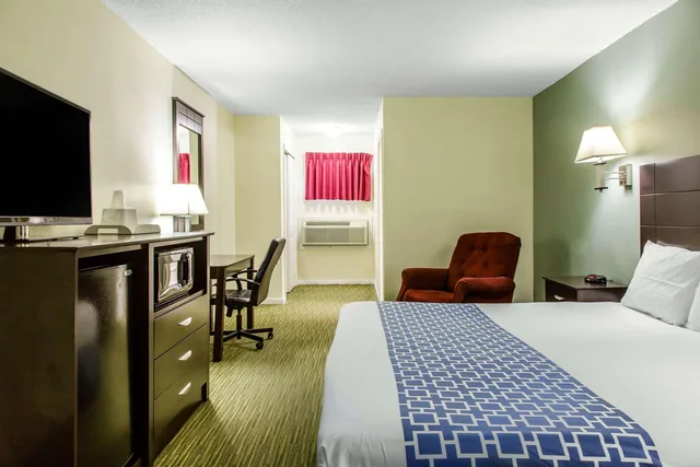 غرفة بسرير كينج، Rodeway Inn Groton - New London 1/3