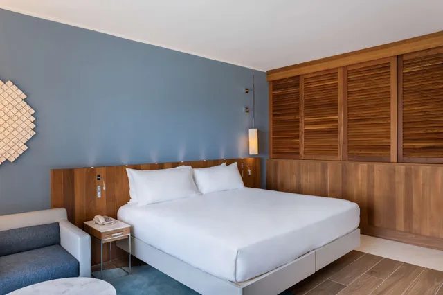 غرفة تنفيذية بسرير كينج بإطلالة على البحر بشرفة، HILTON MALTA 1/5