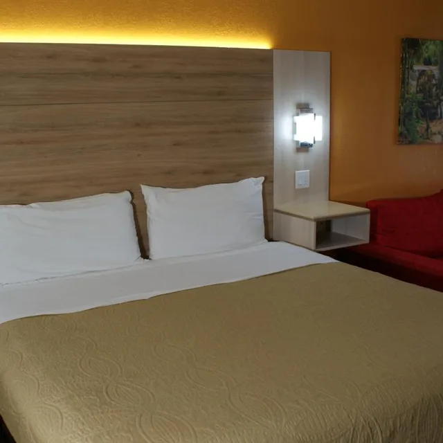 غرفة ديلوكس بسرير كينج مع أريكة، Home Town Inn And Suites 6/9