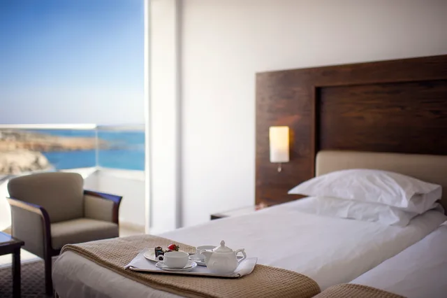 Room, Double or Twin Bed, Lateral Side Sea View، Grecian Sands Hotel 2/4