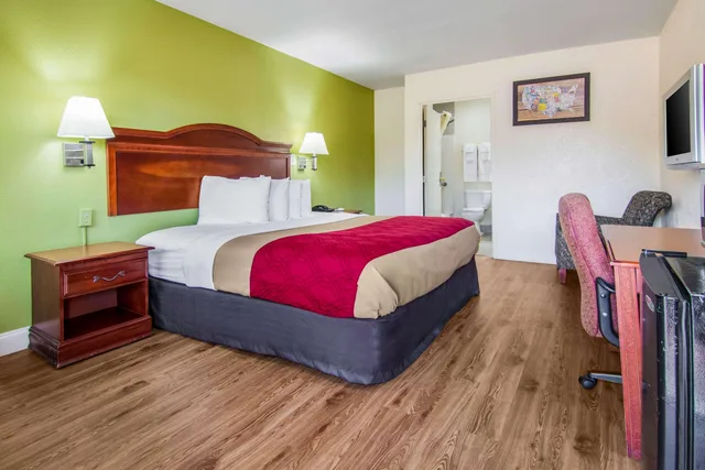 غرفة بسرير كينج للمدخنين لذوي الإعاقة، Econo Lodge Atlanta Airport East 2/3