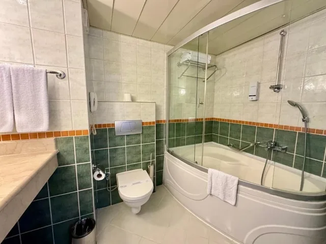جناح بسرير كينج بإطلالة مع أريكة، Best Western Plus Khan Hotel 4/4