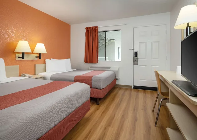 غرفة بريميوم بسريرين مزدوجين، Motel6 Buena Park, CA - Knotts Berry Farm - Disneyland 1/7