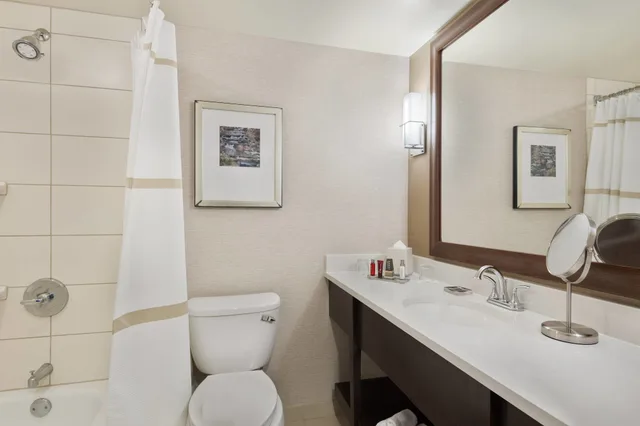 غرفة بريميوم بسريرين كوين، Chicago Marriott Northwest 4/6