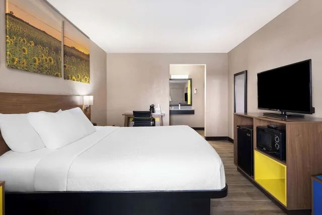 غرفة بسرير كينج لذوي الإعاقة، Days Inn and Suites By Wyndham Kokomo 1/5