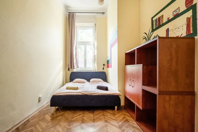 غرفة كومفورت بسرير كوين وسرير فردي بحمام مشترك، Baroque Hostel Budapest 1/3