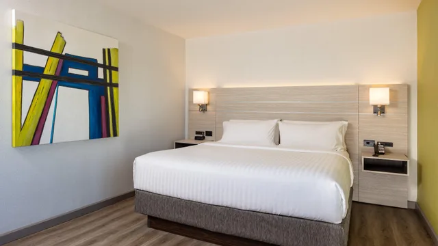 جناح بغرفة نوم واحدة مع أريكة بمطبخ، Holiday Inn Express Quebec 1/5