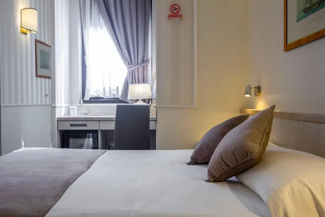 غرفة بسرير كوين، Flora Hotel Milan 6/10
