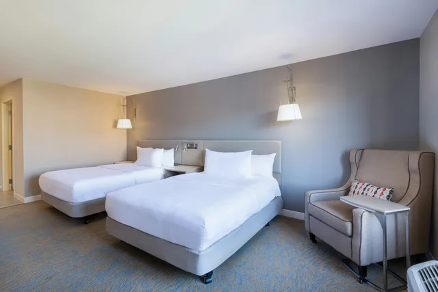 غرفة بسريرين مزدوجين بحوض استحمام لذوي الإعاقة، Hilton Garden Inn St. Charles 1/3