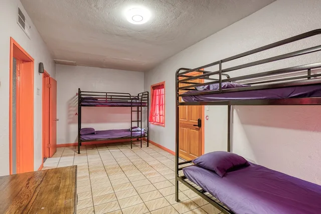 Female Dorm, 6 Beds, Sin City Hostel 1/2