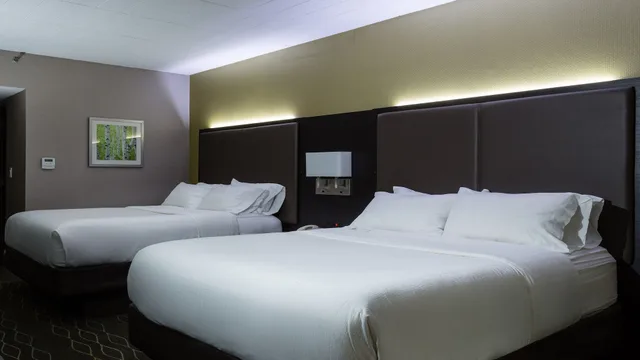 غرفة قياسية بسريرين كوين، HOLIDAY INN SUDBURY 2/3