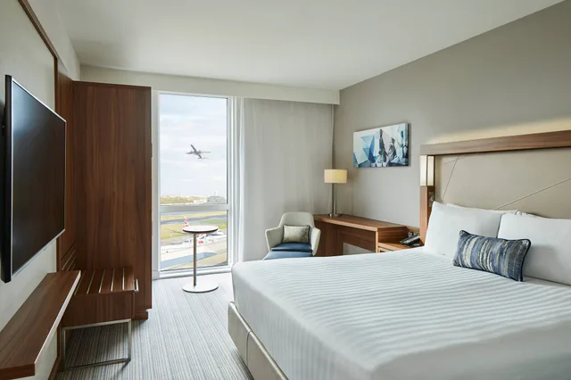 غرفة بسرير كينج، Courtyard by Marriott London City Airport 1/6