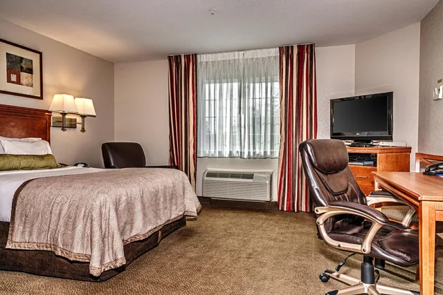 غرفة بسرير كوين لذوي الإعاقة، Candlewood Suites Oak Harbor 1/3
