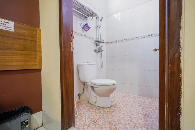 غرفة قياسية بسرير مزدوج، Reddoorz At Palasari 5/7