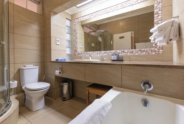 غرفة عائلية بسرير كينج وسريرين منفصلين بغرفتي نوم، Cathedral Peak Hotel 5/5