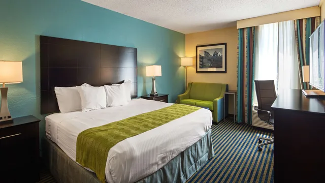 غرفة قياسية بسرير كينج مع أريكة لذوي الإعاقة، Best Western Leesburg Hotel & Conference Center 4/5