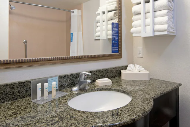 Room, 2 Queen Beds, Hampton Inn and Suites-Bakersfield/Hwy 58, CA 4/4