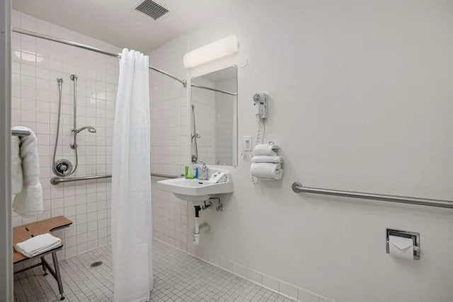 غرفة بريميوم بسرير مزدوج لذوي الإعاقة، Motel6 Temecula, CA - Historic Old Town 6/6