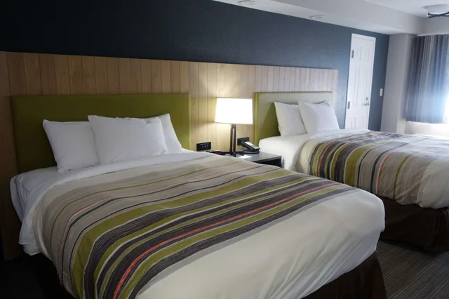 غرفة بريميوم بسريرين كوين بشرفة، Country Inn & Suites by Radisson, Pigeon Forge South, TN 2/3