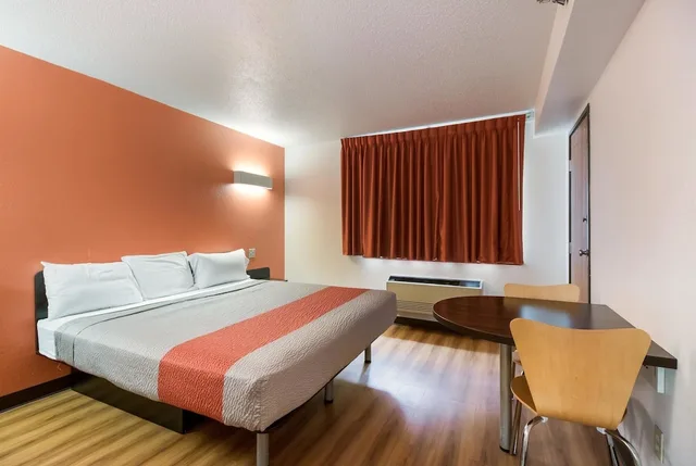 غرفة قياسية بسرير مزدوج للمدخنين، Motel6 Davenport, IA 1/7
