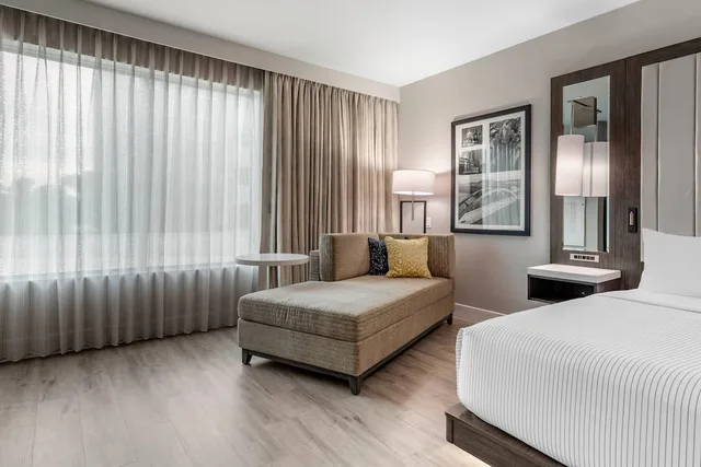غرفة بسرير كينج مع أريكة لذوي الإعاقة، Cambria Hotel Austin Uptown near the Domain 3/8